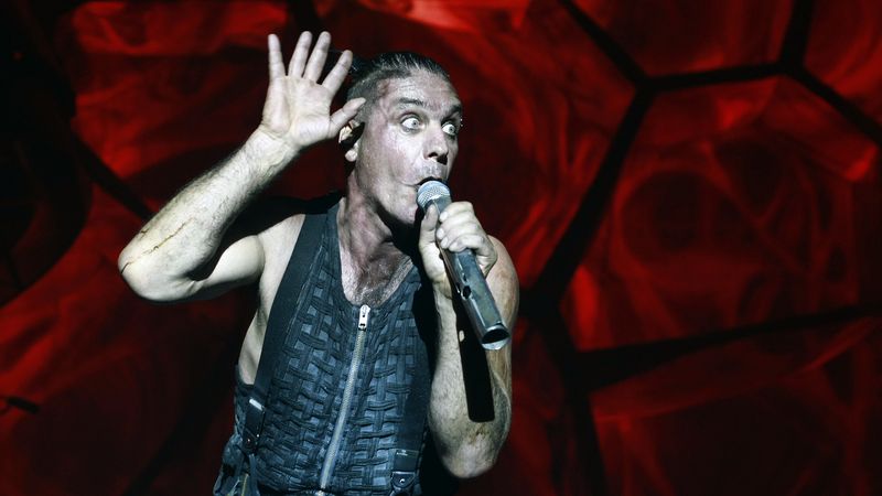 Frontman skupiny Rammstein skončil v nemocnici s podezřením na koronavirus